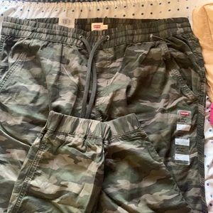 Levi’s camouflage joggers|women’s| size XL